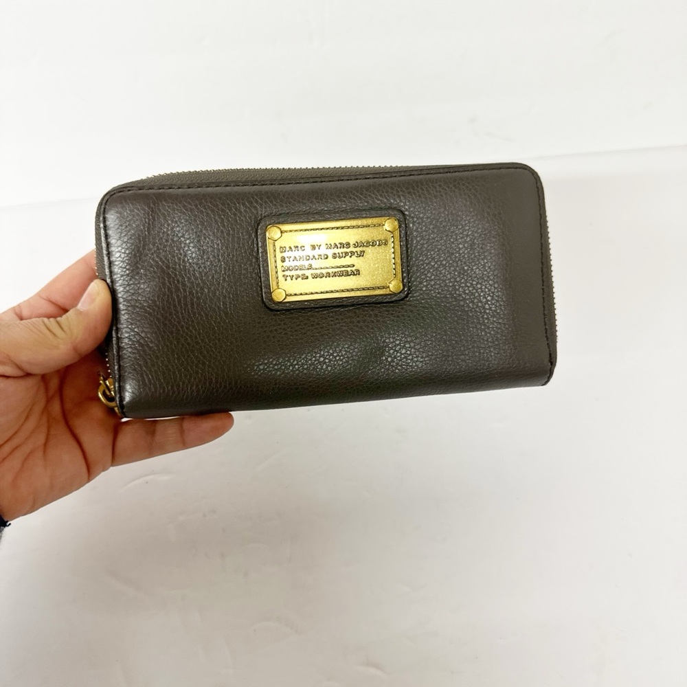 The Marc Jacobs Classic Q Slim Zip Around Wallet